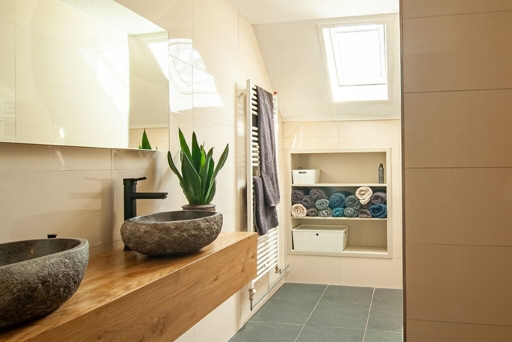 Shower, hair dryer, towels, toilet paper