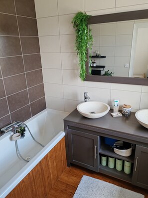 Een haardroger, handdoeken, zeep, toiletpapier