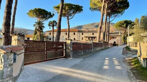 Apartment | Property grounds - Tranquil Location With Views of Lake Trasimeno! (Passignano sul Trasimeno)