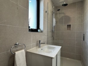 Dusche, Haartrockner, Handtücher, Seife