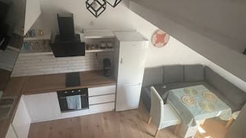 Fridge, oven, dishwasher, coffee/tea maker
