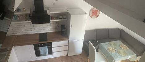 Fridge, oven, dishwasher, coffee/tea maker