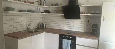 Fridge, oven, dishwasher, coffee/tea maker
