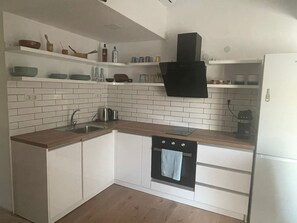 Kühlschrank, Ofen, Geschirrspüler, Wasserkocher mit Kaffee-/Teezubehör