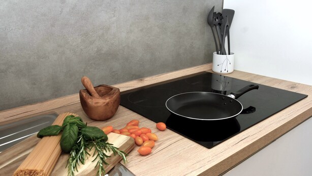 A kitchen counter with a wooden cutting board, fresh basil, rosemary, and cherry tomatoes. - VACATION HOME EL'GIO HOME PORDENONE (Pordenone)
