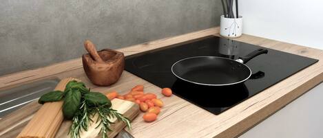 Kjøleskap, ovn, kokeplater og vannkoker