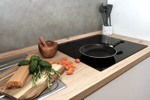 Fridge, oven, stovetop, electric kettle