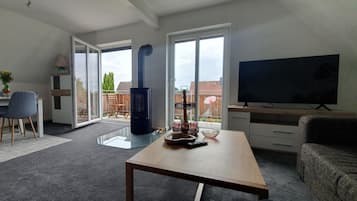 Smart-TV, Kamin, Bücher