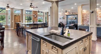 Laketown Lodge (Sleeps 30+)