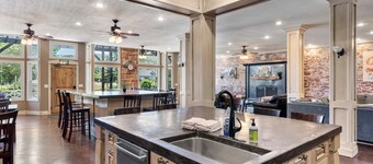 Laketown Lodge (Sleeps 30+)