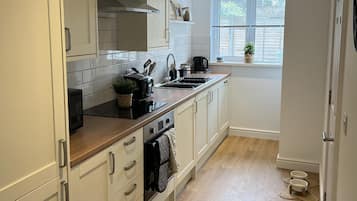 Maison | Cuisine privée | Réfrigérateur, micro-ondes, four, plaque de cuisson