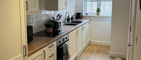 Ferienhaus | Eigene Küche | Kühlschrank, Mikrowelle, Ofen, Herdplatte