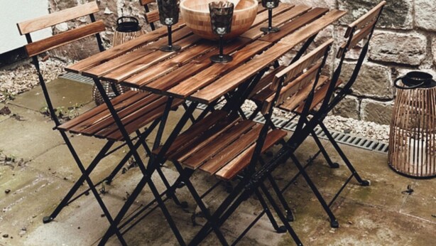 A wooden table with benches and four glasses, set against a stone wall. - Captivating 2-bed Cottage in Symonds Yat (Ross-on-Wye)