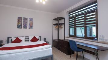 Standaard driepersoonskamer | Individueel gedecoreerd, een laptopwerkplek, verduisterende gordijnen