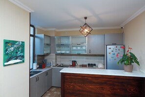 Kjøleskap på fellesområdet, mikrobølgeovn på fellesområdet og vannkoker