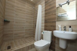 Habitación triple estándar | Baño | Ducha y cabezal de ducha tipo lluvia