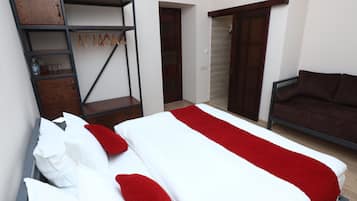 Standard trippelrum | Individuell inredning, arbetsyta för laptop och mörkläggningsgardiner