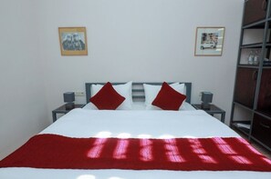 Standard Triple Room | Dihias secara berasingan, ruang kerja komputer riba 