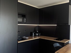 Refrigerador, microondas, lavavajillas, cafetera/tetera