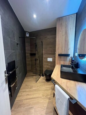 Douche, serviettes fournies