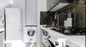 Kjøleskap, mikrobølgeovn, ovn og kokeplater