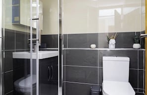 Shower, hair dryer, bidet, towels - Entire 2 bed Birmingham city centre apartment UK 🇬🇧 (Birmingham)