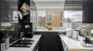 Frigorifero, microonde, forno, piano cottura