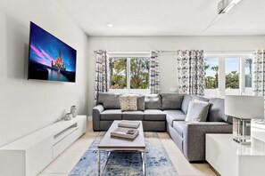 TV - Spacious 3BR in Reunion Resort – Minutes from Disney! (Kissimmee)