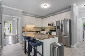 冰箱、微波炉、烤箱、炉灶