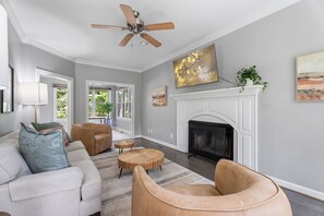 Smart TV, fireplace, table football, books - Percy Manor - Pool, Fire Pit, Games and More! (Raleigh)