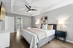 办公桌、熨斗/熨衣板、旅行婴儿床、免费 WiFi