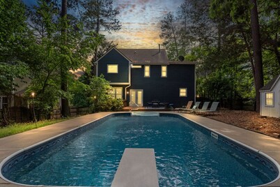 Percy Manor - Pool, Fire Pit, Games and More!