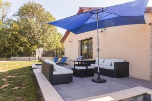 Terrace/patio - Grand Gîte de Groupe Pour 14 Personnes au Cœur D'un Charmant Domaine Normand (Banneville-la-Campagne)
