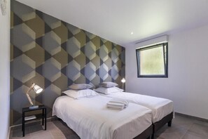 6 bedrooms, iron/ironing board, free WiFi, bed sheets