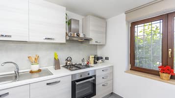 Kühlschrank, Mikrowelle, Ofen, Herdplatte