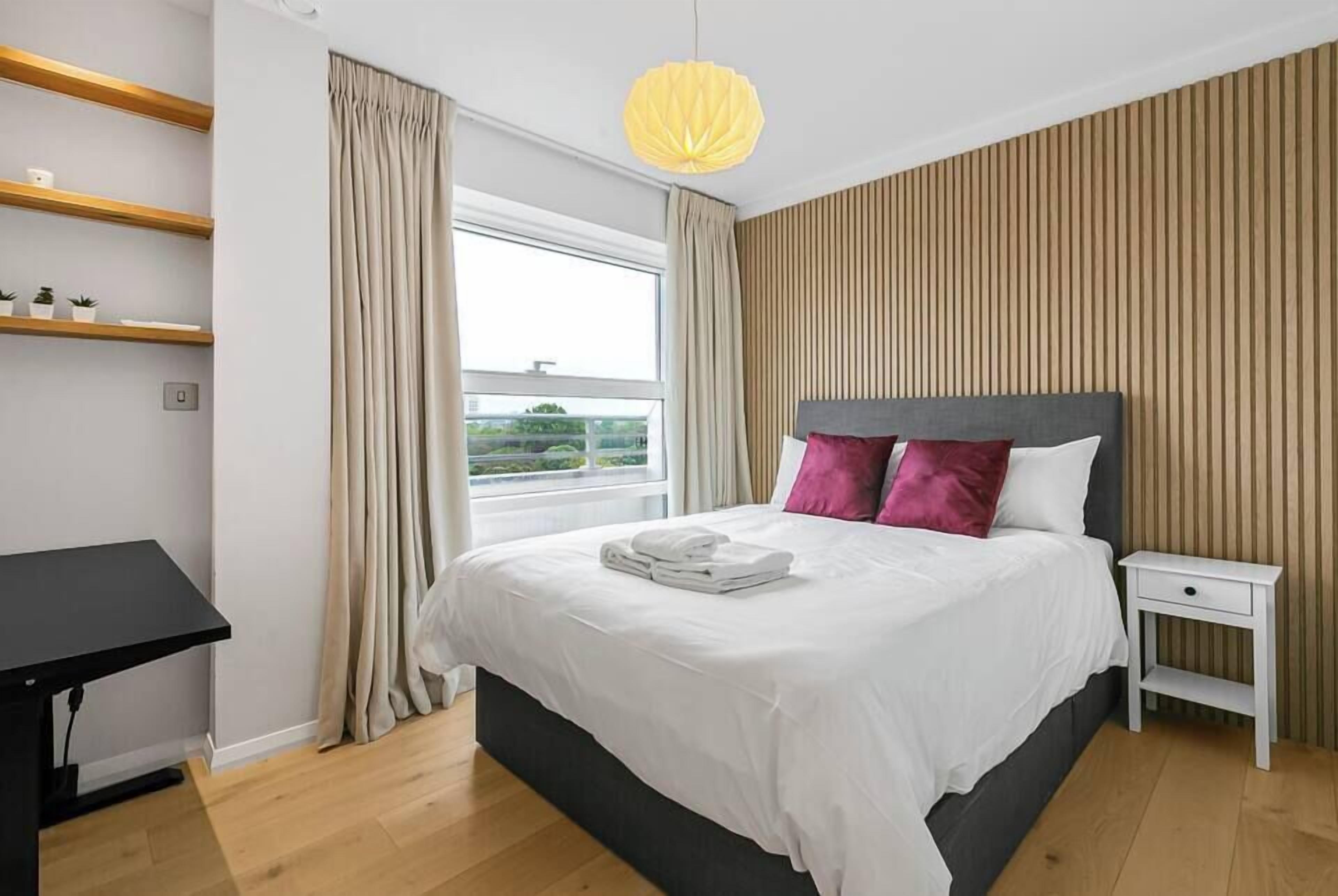 2 makuuhuonetta, työpöytä, silitysrauta/-lauta, ilmainen Wi-Fi