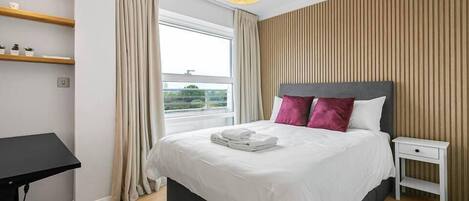 2 makuuhuonetta, työpöytä, silitysrauta/-lauta, ilmainen Wi-Fi