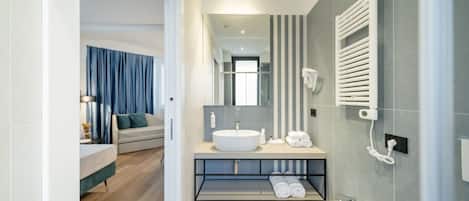 Suite estudio junior, vista a la ciudad | Baño | Regadera, regadera tipo lluvia, amenidades de baño gratuitas