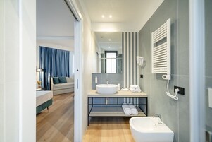 Suite monolocale Junior, vista città | Bagno | Doccia, soffione a pioggia, set di cortesia firmato, asciugacapelli