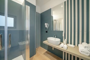 Family Studio Suite, Non Smoking, City View | Bilik Mandi | Pancuran mandi, kelengkapan dandanan diri percuma, pengering rambut