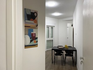 Comfort Apartment | Ruang tamu | Monitor komputer, pencetak