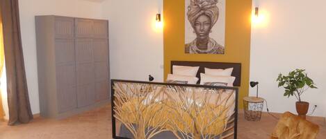 Comfort vierpersoonskamer, uitzicht op tuin | 1 slaapkamer, beddengoed