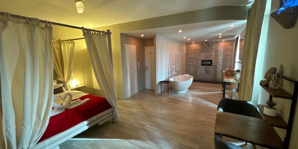 Habitación de luna de miel, vistas al jardín | 1 dormitorio y ropa de cama