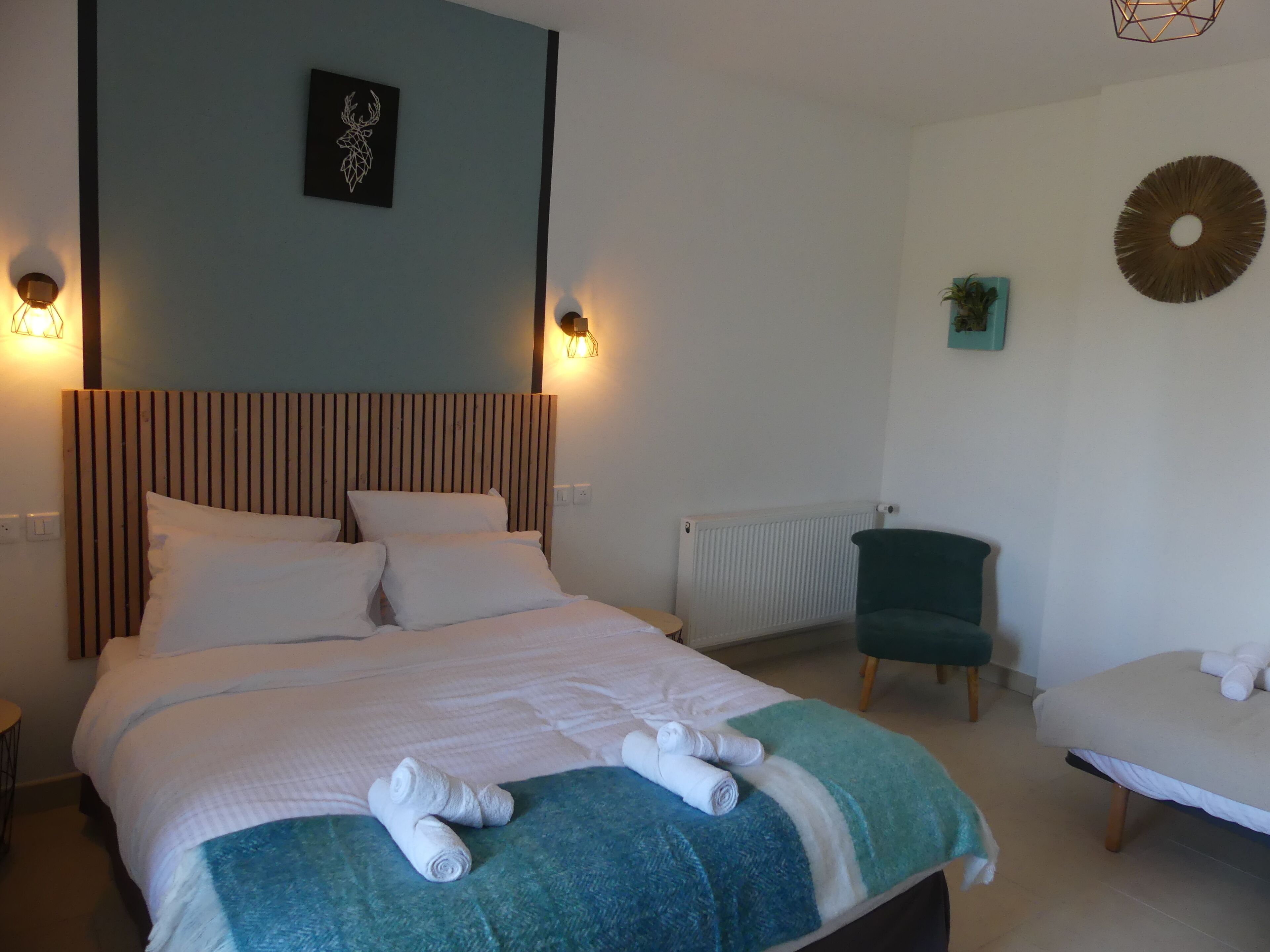 Habitación triple Confort, vista al jardín | Ropa de cama 