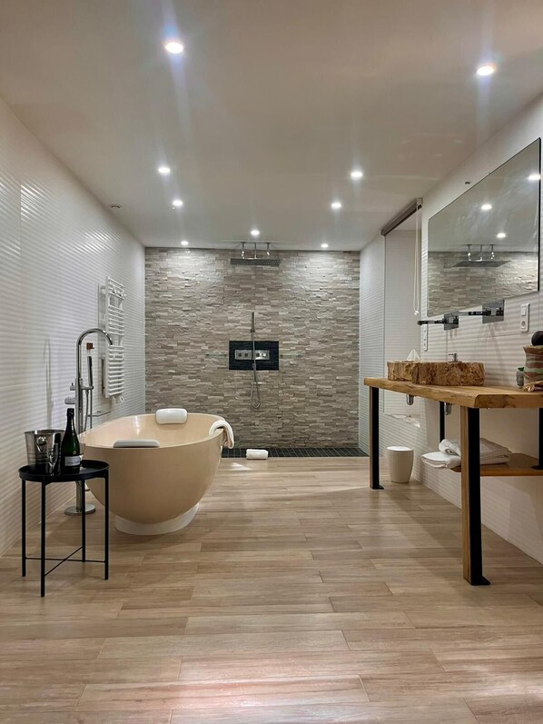 Habitación de luna de miel, vista al jardín | Baño | Toallas 