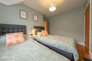 2 Schlafzimmer, Reisekinderbett, WLAN, Bettwäsche