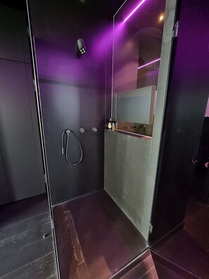 Kostenlose Toilettenartikel, Haartrockner, Bademäntel, Hausschuhe