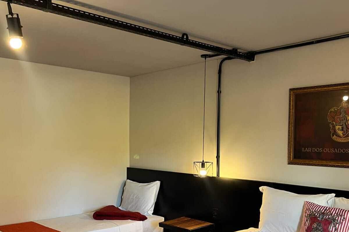 Habitación triple estándar, vista a la alberca | Ropa de cama hipoalergénica y escritorio