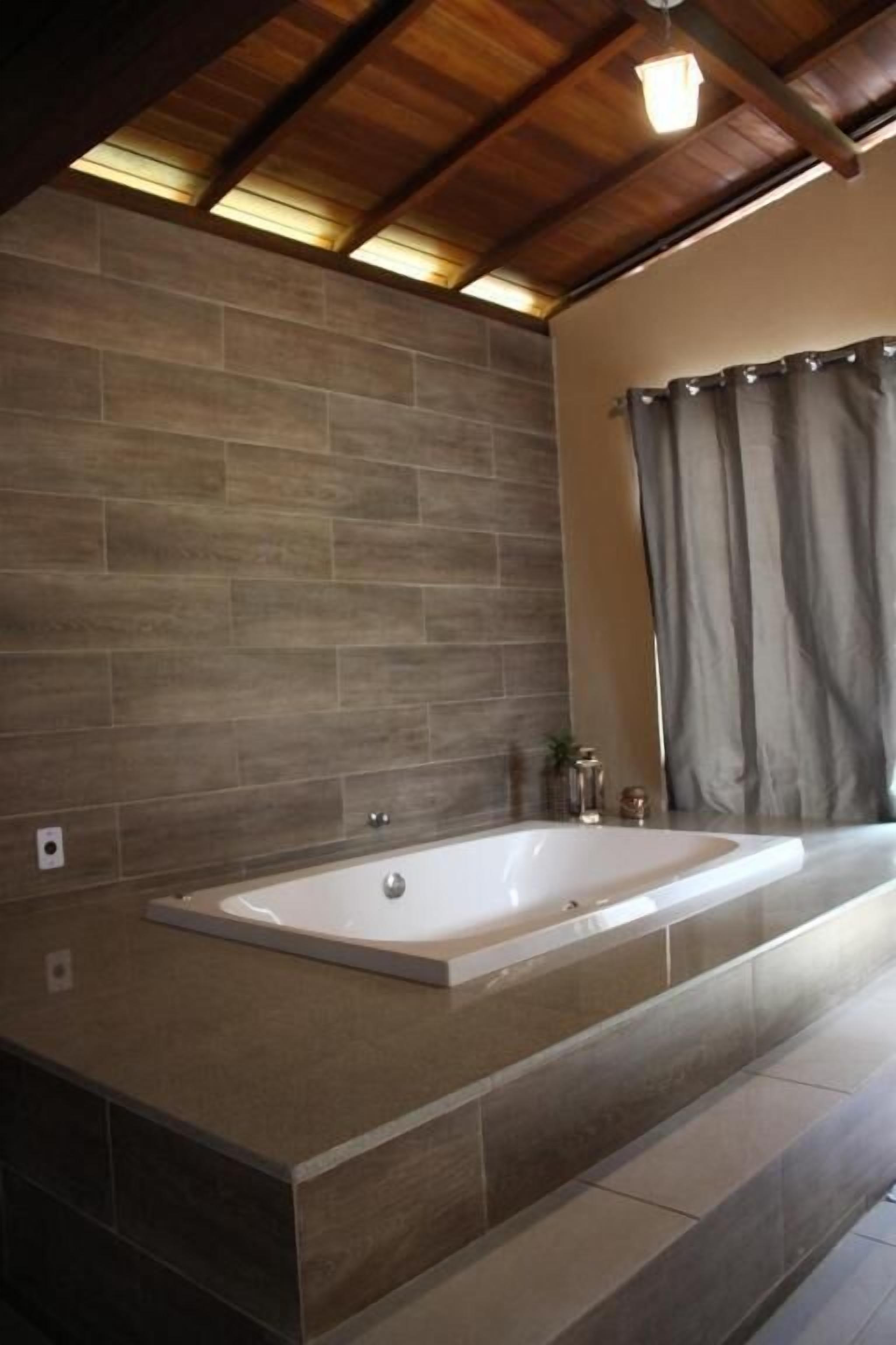 Comfort Chalet, 1 Queen Bed, Garden View, Lakeside | Bathroom | Shower, rainfall showerhead, hair dryer, towels