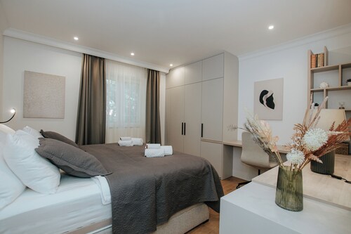 Central Deluxe Apartment with Workspace - Apartment Datala